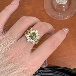Anelli in Stile Retrò Francese con Zirconi Verde Oliva, Elegante Anello di Lusso con Diamanti per Donne e Ragazze - Product Image 4