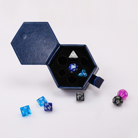 Boîte à dés hexagonale en cuir PU personnalisée avec logo, étui de rangement magnétique portable pour dés de D&D et RPG, pour jeux de société