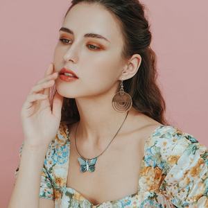 Boucles d'oreilles rondes géométriques vintage bohèmes en bois et cuir, style ethnique, motif tournesol - Product Image 6