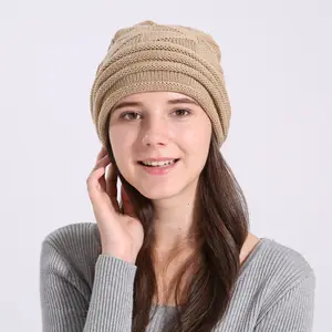 Женская вязаная шапка в стиле хип-хоп