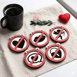 Ensemble d'ornements en bois « Sarcastic Love Sign » au design amusant, artisanat décoratif fait main pour la décoration intérieure anti-Valentine - Product Image 1