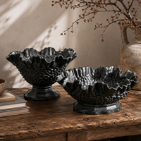 Vase en céramique noir mat avec texture gaufrée et bord festonné, sur piédestal, pour table console et décoration intérieure