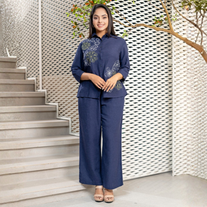 Conjunto de Pantalón y Camisa de Rayón y Lino Azul Marino de Alta Calidad Premium, Ropa al por Mayor para Mujer - Product Image 4