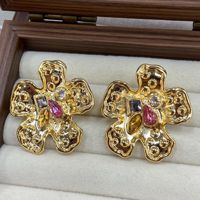 Anting-anting bunga kristal SENYU Big Puzzle, berlapis emas kuningan, dengan kristal imitasi multi-warna dan manik-manik bunga.