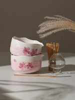 Bol à matcha en céramique personnalisé OEM, peint à la main, avec glaçure cristalline motif fleur de glace rose, Chawan avec bec verseur pour le café et le thé matcha