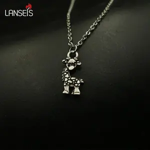 Ciondolo Giraffa Kawaii, Collana con Animale Carino per Donne, Gioiello a Forma di Piccola Giraffa, Adorabile Amuleto Safari, Dolce Regalo per Lei - Product Image 1