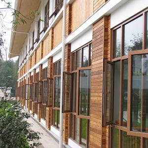 Panneaux muraux extérieurs modernes en bambou et charbon de bois ignifuges, résistants aux intempéries et insonorisants pour bâtiments commerciaux - Product Image 1