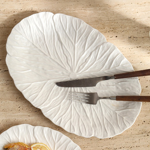 Ensemble d'assiettes en céramique à motif <span class=keywords><strong>de</strong></span> feuilles blanches, plat brillant pour servir du poisson, des <span class=keywords><strong>fruits</strong></span> <span class=keywords><strong>de</strong></span> <span class=keywords><strong>mer</strong></span> et des plats principaux à la maison ou au restaurant - Product Image 1