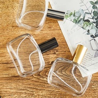 Vente en gros 50ml 1.67oz Bouteille de parfum vide transparente Bouteille d'atomiseur de parfum en verre plat avec bouchon noir argenté doré