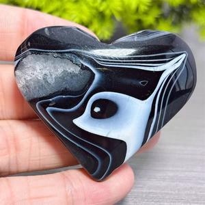 Vente en gros de pierres naturelles polies en agate noire à rayures en forme de cœur, pour la décoration de la maison et les cadeaux de fêtes - Product Image 1