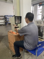 Proyector de tronzos de prueba de impacto XT-50 para inspección de tronzos V/U / Aumento de 50X para laboratorios metalúrgicos