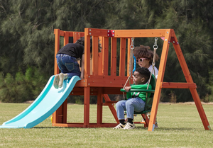 Juegos de columpio para niños pequeños 5 en 1, casa de juegos para niños pequeños al aire libre con mesa de columpio para bebés, pizarra, tobogán para niños, pared de escalada en <span class=keywords><strong>roca</strong></span> - Product Image 6