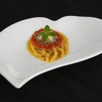 Assiettes en céramique et porcelaine de Chine à motif cœur, nouveau design, pour restaurants, vente en gros