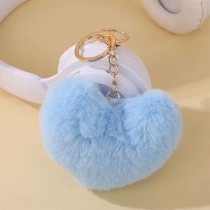 Al por mayor: Colgante de peluche de corazón de melocotón para el invierno, llavero y accesorio para colgar en el coche - Product Image 4