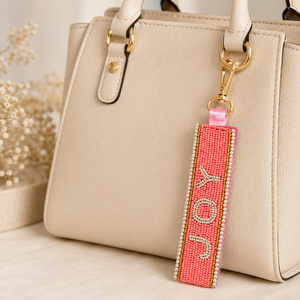 Sstringz Llavero artesanal de coral con cuentas y detalles dorados para mujer, accesorio para bolso, regalo de San Valentín, fiesta - Product Image 1