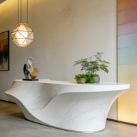 Comptoir de réception moderne personnalisé en acrylique marbré, design cannelé, écologique, résistant à l'eau, haute dureté pour hôtel et bureau