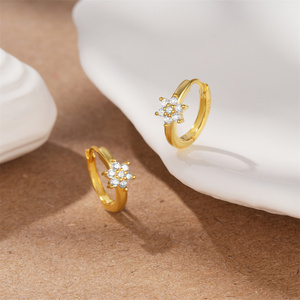 Boucles d'oreilles créoles ROXI en argent sterling 925 avec zircon incrusté en forme de flocon de neige pour femmes - Product Image 3