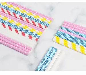 Pajitas de papel de plástico con estampado en espiral de colores arcoíris asequibles combinadas con tazas de té de frutas boba en fiestas