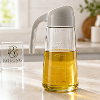 Bouteille Distributrice d'Huile en Verre Cylindrique 600ml avec Logo Personnalisé, Bouchon à Vis, Poignée, Bec Anti-Goutte et Échelle de Mesure pour Liquides – Vente en Gros