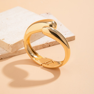 Europa Estados Unidos Nueva versión Diseño de aleación irregular Versión ancha Brazalete Moda Cross-Border Ins Wind Jewelry Suit - Product Image 4