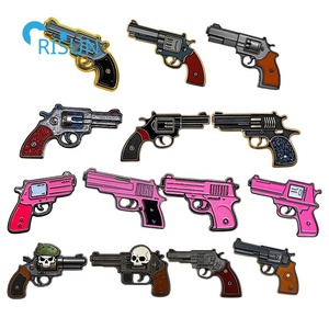 Pin de Solapa Personalizado con Forma de Pistola, Color Rosa, con Diseño de Calavera, Broche de Esmalte Personalizado - Product Image 1