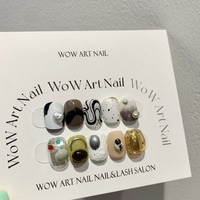 Boîte cadeau en carton noir mat personnalisée pour faux ongles, avec fermeture magnétique, gaufrage et matériaux recyclés, pour présentation