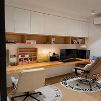 Bureau bibliothèque de luxe à plateau relevable avec panneau de support épaissi pour studio de boutique et espace de travail polyvalent