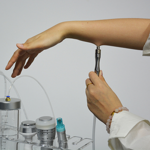 Appareil portable 4-en-1 d'hydrodermabrasion et d'hydrosoin pour le nettoyage de la peau, avec fonction d'analyse faciale - Product Image 2