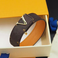 Bracelet manchette unisexe de luxe en cuir PU et métal avec lettres, bijou de créateur, cadeau pour femme