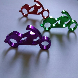 Llavero de moda YD489 al por mayor, con forma de coche deportivo para hombre, abridor de botellas de aluminio, abridores de botellas personalizados con diseño de oso - Product Image 3