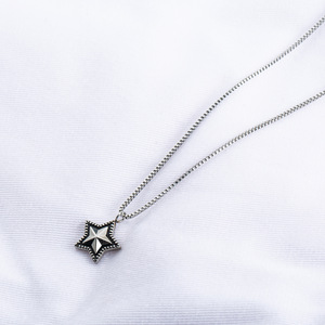 Collar de Moda Unisex con Colgante de Cinco Puntas de Acero de Titanio con Diseño de Estrella - Product Image 4