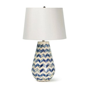 Lámpara de Mesa Moderna con Incrustaciones de Chevron Azul y Blanco en Forma de Lágrima |   Iluminación Artesanal Costera para Habitaciones de Hotel y Áreas de Estar - Product Image 1