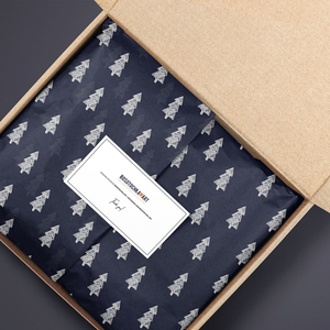 Papel Especializado Reciclable y Moderno con Logotipo Impreso Personalizado, Hecho con Pulpa Química, para Empaque de Regalos, Ropa y Calzado - Product Image 1