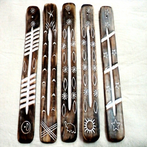 Brûleurs d'encens et cendriers en bois de manguier, design sculpté, 22 cm, motifs et couleurs variés, vente en gros depuis l'Inde - Product Image 1