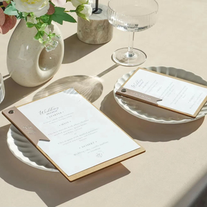 Menu personnalisé en bois A4 avec clip en similicuir et marquage en relief pour restaurant et café - Product Image 1