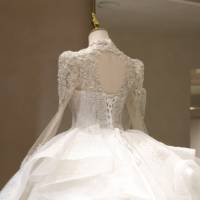 Robe de mariée de luxe faite main, style princesse, ornée de fleurs et de dentelle, avec manches longues, traîne chapelle, dos nu, 100% Polyester