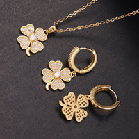 Parure de bijoux trèfle à quatre feuilles en laiton plaqué or 18 carats avec micro-pavé de zircone cubique, comprenant boucles d'oreilles créoles Huggie et collier pendentif, bijoux porte-bonheur pour femme