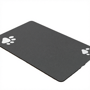 Tapis pour chien antidérapant rectangulaire de luxe avec motif d'empreintes de pattes d'animaux, matériau en cuir écologique, toutes saisons - Product Image 4