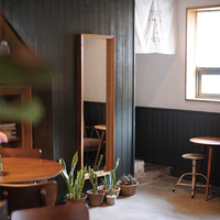 Miroir pleine longueur sur pied ou mural, avec cadre en bois personnalisé, HD, anti-explosion, pour projets hôteliers et commerciaux (vente en gros)