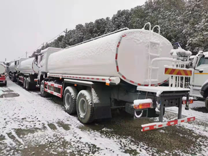 Camion <span class=keywords><strong>citerne</strong></span> HOWO 8x4 nouvelle capacité pour le transport d'huile de palme - Product Image 2