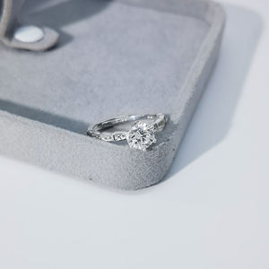 แหวนแต่งงานผู้หญิงชุบเงินแท้ 925 ชุบแพลตตินัม ดีไซน์ข้อต่อบамбู ประดับด้วยเพชรซิคอเนียเม็ดเล็กๆ ทุกส่วน - Product Image 1