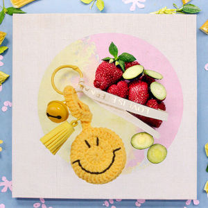 Llavero de ganchillo bohemio hecho a mano con borlas de piel sintética, diseño de dibujos animados, ligero y portátil, para mochila, cartera, monedero, con colgante de campana y diseño tejido alegre. - Product Image 3