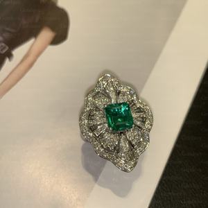 Anillo de diamantes nuevo para mujer en oro blanco de 9-18K — Corte esmeralda cuadrado certificado por IGI, con detalles de piedras redondas cultivadas en laboratorio. - Product Image 6