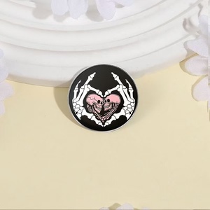 Grosir hati Punk hitam dengan Pin pedang lencana Enamel logam desain bahasa Inggris trendi - Product Image 3