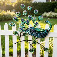 Sculpture murale artisanale élégante et multicolore au design paon, pour intérieur, extérieur, maison et jardin
