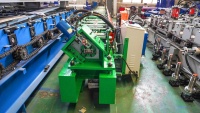 Machine de formage à froid de profilés en C pour charpentes en acier et poutrelles de toiture pour panneaux solaires montés au sol