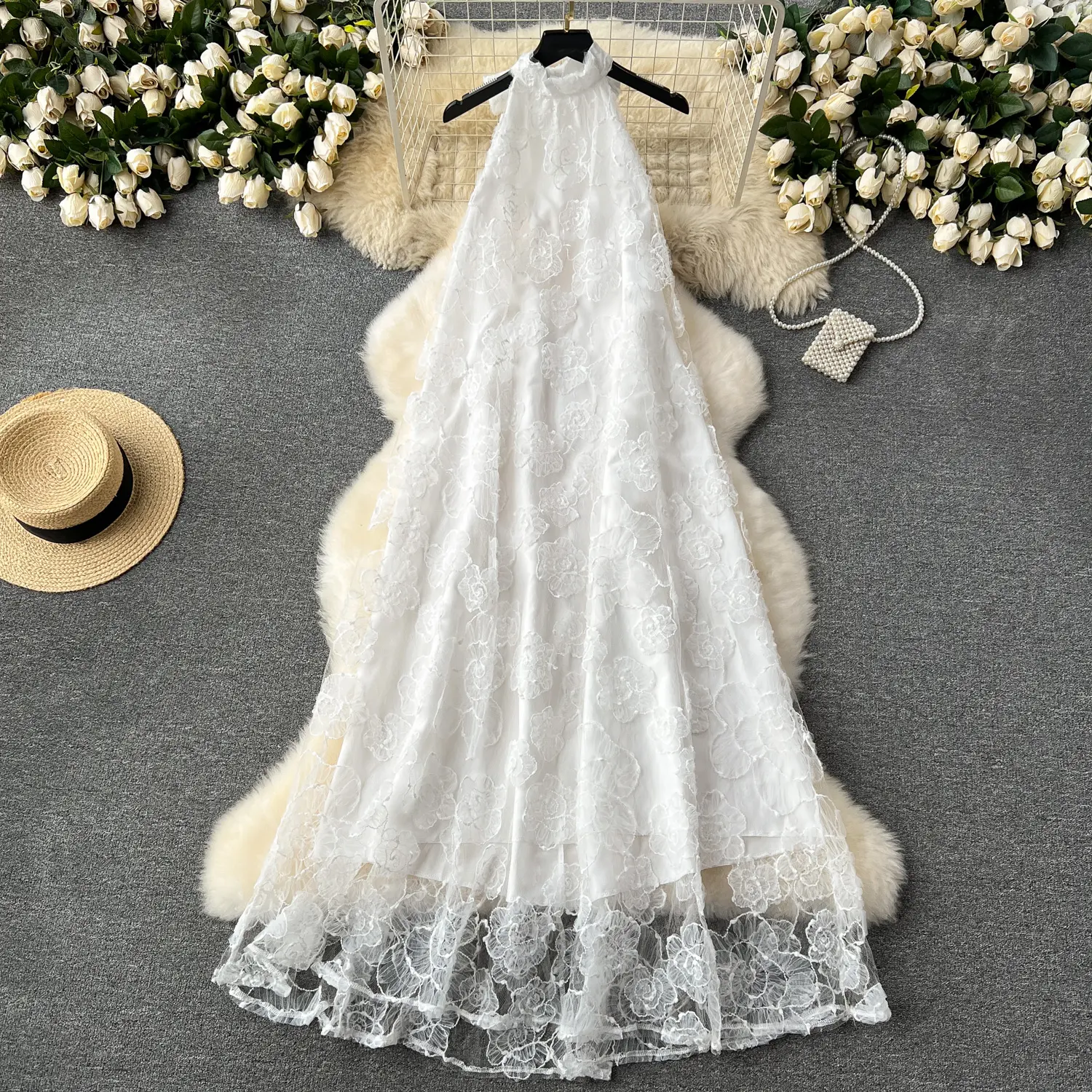 فستان أبيض مخصص للنساء فستان جاكار فضفاض معلق الرقبة بلا أكمام للنساء كمية الطلب MOQ 50 قطع