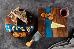 لوح تقطيع وتقديم مخصص من خشب الجوز الأسود الطبيعي والراتنج الإيبوكسي للفواكه والخضروات والجبن - Product Image 5