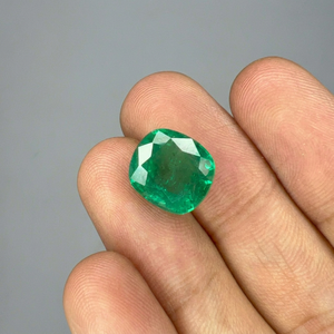 Vente en gros de pierres précieuses vertes en émeraude naturelle de Zambie de 5,95 carats, taille coussin, pour bagues, pendentifs et bijoux fins de luxe - Product Image 1