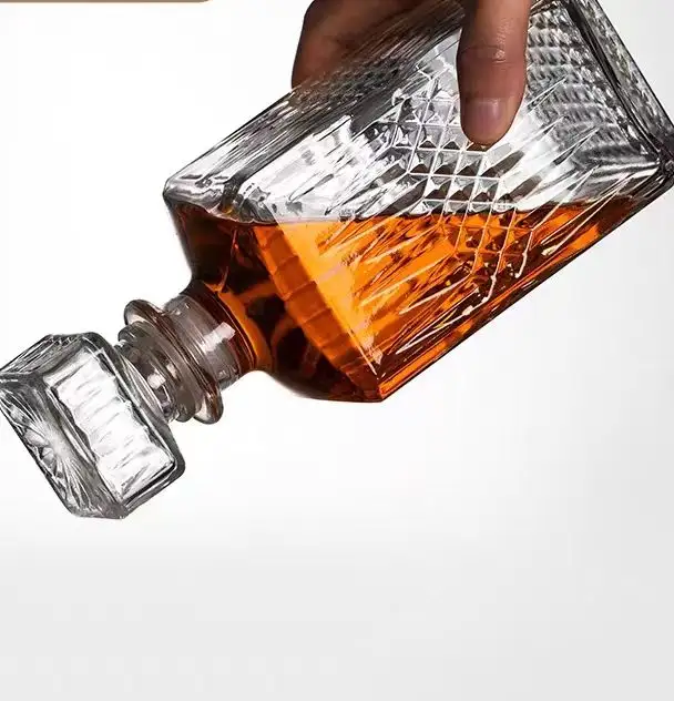 Garrafa De Vidro De 750 Ml Whisky Personalizado Reciclável Brandy Cork Licor De Vidro Top Corpo Tempo Industrial Chumbo Superfície Embalagem Cap